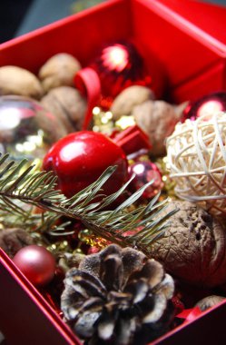 Güzel hediye kırmızı kutusunda Noel süslerinin karışımı.