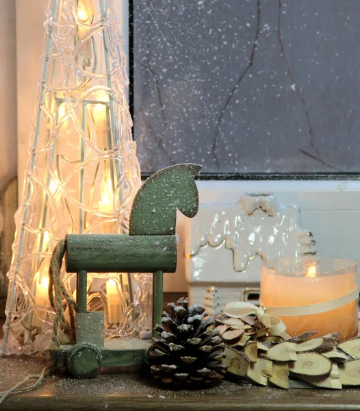 Mezcla Decoraciones Navideñas Con Caballo Madera Luces —  Fotos de Stock