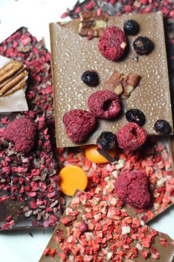 Çikolata parçalarıyla kurutulmuş meyvelerin karışımı.