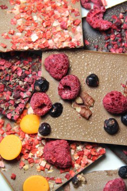 Çikolata parçalarıyla kurutulmuş meyvelerin karışımı.