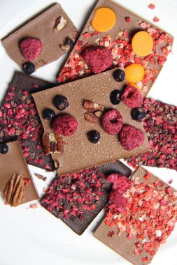 Çikolata parçalarıyla kurutulmuş meyvenin karışımı.