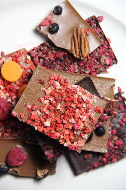 Çikolata parçalarıyla kurutulmuş meyvelerin karışımı.