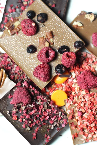 Mischung Aus Schokoladenstücken Mit Getrockneten Früchten — Stockfoto