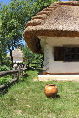 Ukrayna 'nın otantik evleri ve kırsal kesimlerinin güzel manzarası