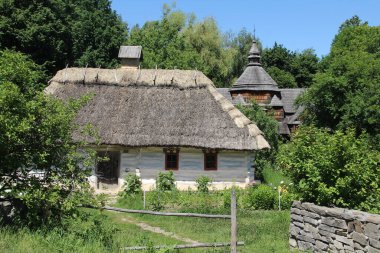 Ukrayna 'nın otantik evleri ve kırsal kesimlerinin güzel manzarası