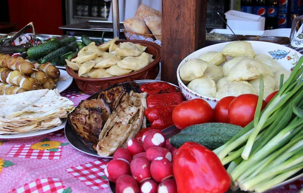 Велика Суміш Народної Української Їжі Ясом Овочами — стокове фото