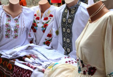 Ulusal nakışlı tipik Ukrayna yadigarları 