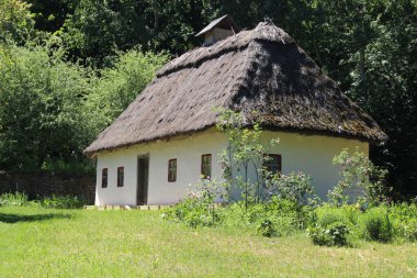Ukrayna 'nın otantik evleri ve kırsal kesimlerinin güzel manzarası