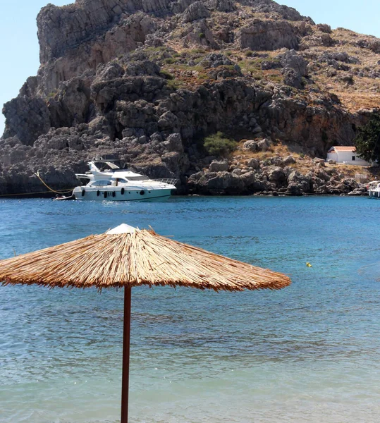 Greek Beach Beautiful Blue Water Straw Sun Umbrella — Φωτογραφία Αρχείου
