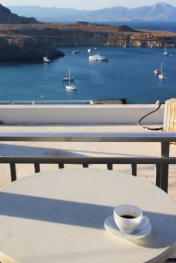 Beyaz kupada deniz ve sabah kahvesi