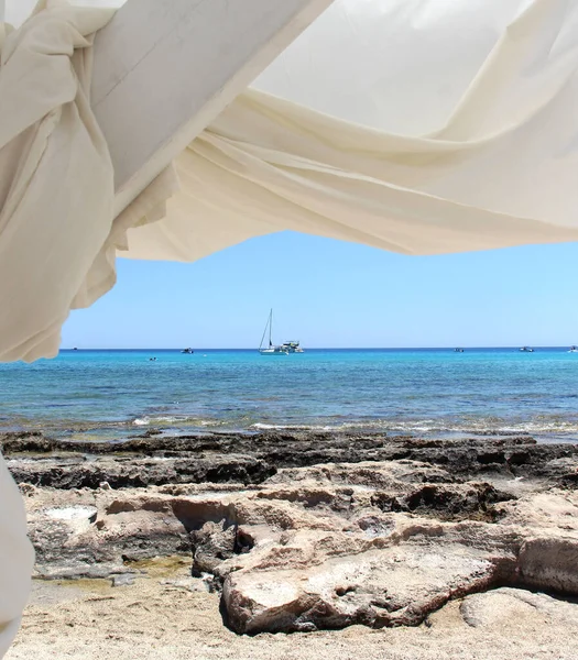 Griechischer Strand Mit Schönem Blauen Wasser Und Weißem Hochzeitspavillon — Stockfoto