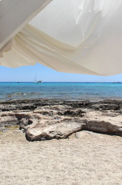 美丽的蓝色海水和白色婚纱的希腊海滩 — 图库照片