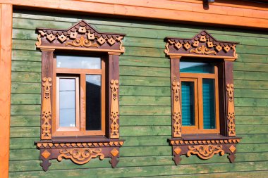 Kirzhach şehri, Vladimir bölgesi Rusya - 29 Eylül 2021: Pencere süslemesi. Güzel oyulmuş pencere süslemesi ahşap evi süsleyin..