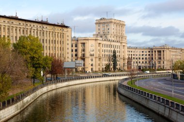 Moskova, Rusya - 17 Ekim 2021: Yauza Nehri üzerindeki Bauman Moskova Devlet Üniversitesi. Burası Rus Ulusal Araştırma Üniversitesi, bir araştırma merkezi. Üniversite süresince 200.000 'den fazla mühendis yetiştirdi..