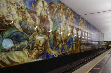 Moskova, Rusya - 26 Ekim 2021: Elektrozavodskaya metro istasyonu. İçeride. İstasyonun pist duvarlarından birinde, Antik Rusya 'nın savunucusunun ortak görüntüsünü yakalayan büyük çaplı tarihi bir panel var..