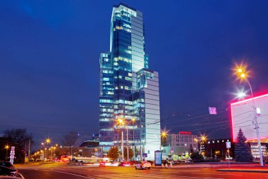 Moskova, Rusya - 27 Ekim 2021: Sokolinaya Gora Yüksek İdari ve İş Merkezi. Bina 135 metre yüksekliğindedir. 2008 'de yüksek teknoloji ile inşa edilmiş.. 