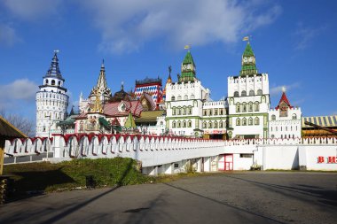 Moskova, Rusya - 30 Ekim 2021: İzmailovo Kremlin. Bu, 1998-2007 yılları arasında İzmailovo arazisinde inşa edilmiş bir kültür ve eğlence kompleksi. XVI-XVII yüzyılların Rus mimarisi altında şekillendirilmiş ahşap bir binadır.