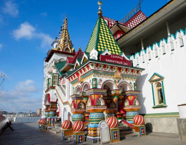 Moskova, Rusya - 30 Ekim 2021: İzmailovo Kremlin. Bu, 1998-2007 yılları arasında İzmailovo arazisinde inşa edilmiş bir kültür ve eğlence kompleksi. XVI-XVII yüzyılların Rus mimarisi altında şekillendirilmiş ahşap bir binadır.