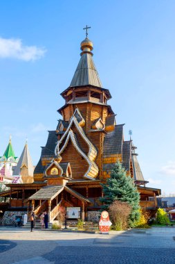 Moskova, Rusya - 30 Ekim 2021: Izmailovo Kremlin 'deki Aziz Niklas Kilisesi. Burası tüm kültürel ve eğlence kompleksi 