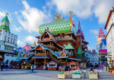 Moskova, Rusya - 30 Ekim 2021: İzmailovo Kremlin. Rus Yemekleri Sarayı. Bu 1998-2007 yılları arasında İzmailovo arazisinde inşa edilmiş bir kültür ve eğlence kompleksi..  