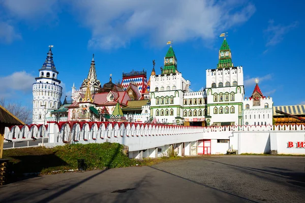 Moskova, Rusya - 30 Ekim 2021: İzmailovo Kremlin. Bu, 1998-2007 yılları arasında İzmailovo arazisinde inşa edilmiş bir kültür ve eğlence kompleksi. XVI-XVII yüzyılların Rus mimarisi altında şekillendirilmiş ahşap bir binadır.