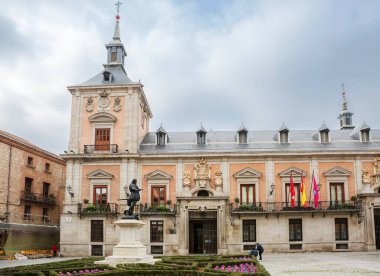 Madrid, İspanya 11 Şubat 2020 Belediye Binası. Villa Meydanı 'ndaki Alvaro de Bazanuna anıtı. Belediye binası veya belediye, 1640 yılında Gomez de More. tarafından inşa edilmiştir. Burası Madrid 'in en eski meydanlarından biridir. Amiral Alvaro de Bazan anıtı (1526-1588) 