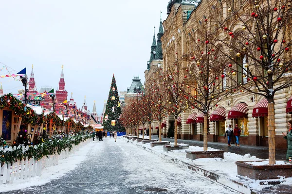 Moscou Rússia Dezembro 2021 Árvore Natal Chalé Praça Vermelha Frente Fotografias De Stock Royalty-Free