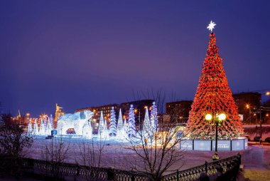 Moskova, Rusya - 14 Aralık 2021: Rostokinsky Aqueduct Park 'taki Noel ağacı ve tesisi. Rostokinsky Aqueduct 'ta ayının üç boyutlu dekoratif bir kurulumu ve bir Noel ağacı ortaya çıktı..