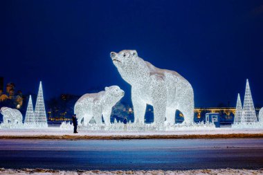 Moskova, Rusya - 14 Aralık 2021: Rostokinsky Aqueduct Park 'taki Noel ağacı ve tesisi. Rostokinsky Aqueduct 'ta ayının üç boyutlu dekoratif bir kurulumu ve bir Noel ağacı ortaya çıktı..