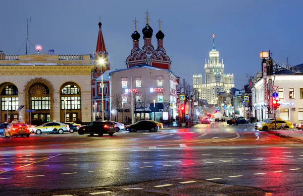 モスクワ ロシア 2021年12月17日 タガンスカヤ広場 写真左は地下鉄駅 タガンスカヤ の地上ロビーの建物 聖ニコラス教会 高層ビル 多賀城劇場 ロイヤリティフリーのストック画像