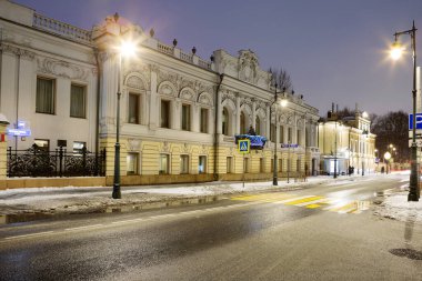 Moskova, Rusya - 19 Aralık 2021: Prechistinka caddesinde akşam. Bina, 18. yüzyılın sonlarında Barok ve Rokoko motiflerinin baskın olduğu klasik tarzda inşa edilmiştir..  
