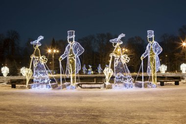 Moskova, Rusya - 18 Aralık 2021: Gezgin bayanlar ve baylar olarak Sokolniki Parkı 'na kurulum. Sokolniki Parkı 'nda gezici bayanlar ve baylar şeklinde yeni yıl kurulumu..