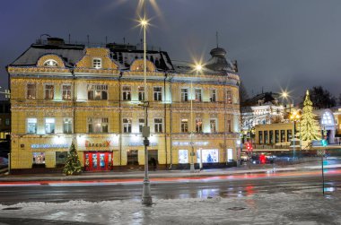 Moskova, Rusya - 19 Aralık 2021 Akşam Şehri. Bu köşedeki ev 1806 'da buradaydı ama sadece iki katı vardı. 1899 'da bina üçüncü kata inşa edildi..