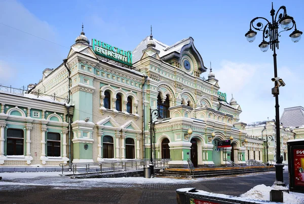 モスクワ ロシア 2021年12月27日 リガ駅 これはリガ広場に位置するモスクワの10駅の一つです ロシア様式の駅舎は1897年から1901年にかけて建設された ストック画像
