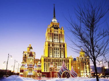 Moskova, Rusya - 12 Ocak 2022: Radisson Collection Hotel 'de (Ukrayna Oteli) Noel süslemeleri. Otel Stalin' in Kutuzovsky Prospekt 'teki gökdelenlerinden biri olan yüksek bir binada yer almaktadır. 1953-1957 'de yapılmış..