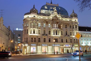 Moskova, Rusya - 24 Ocak 2022: Bolshaya Nikitskaya Caddesi 'ndeki Elkind apartmanı. Ev 1901-1903 yılları arasında inşa edildi. Binanın ön cephesi yuvarlak bir köşe ile dekore edilmiştir.. 