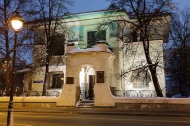 Yazar Maxim Gorky 'nin müze dairesi. S.P. 'nin eski konağı. Ryabushinsky. Bu, mimar Fyodor Shekhtel tarafından 1900 yılında girişimci Stepan Ryabushinsky için inşa edilmiş bir şehir mülkü. Gorky Müzesi 'nin apartmanı binanın içinde..