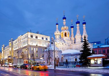 Moskova, Rusya - 8 Şubat 2022: Putinki 'deki En Kutsal Theotokos' un Doğuşu Kilisesi. Bu bir Ortodoks kilisesi. Rus tarzında inşa edilmiş. Tapınak 1649 'da kuruldu ve 1652' de tamamlandı..