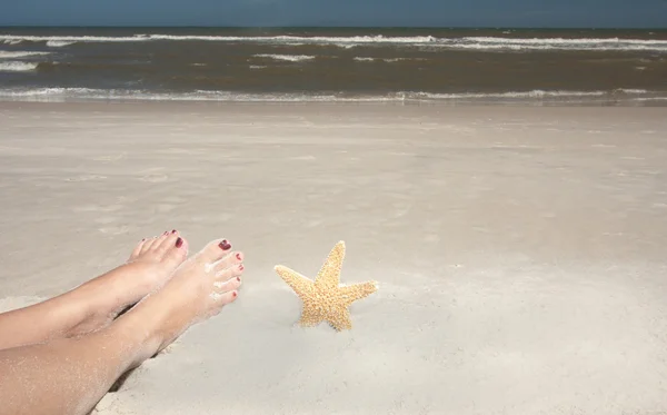 Fötter och sjöstjärnor — Stockfoto
