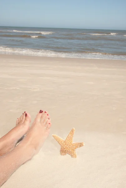 Sandy Pés na praia com Starfish — Fotografia de Stock