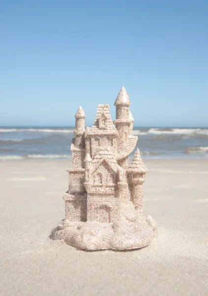 Sandcastle από την παλίρροια ωκεανό — Φωτογραφία Αρχείου