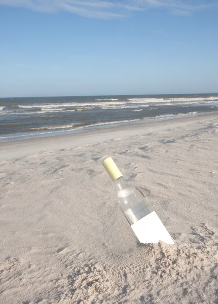 Botella enterrada en la arena —  Fotos de Stock