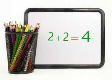 Matematik kuru ile renkli kalemler tahta silmek