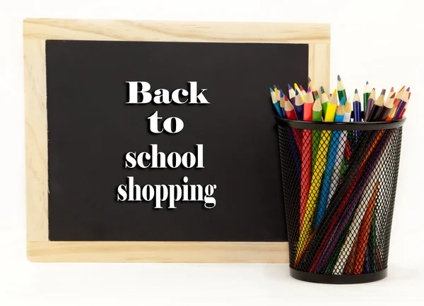 Torna a scuola Shopping Lavagna con matite colorate — Foto Stock