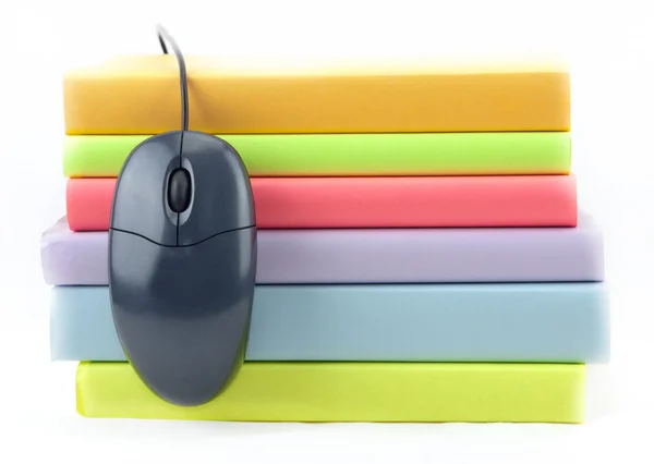 Färgade böcker med musen — Stockfoto