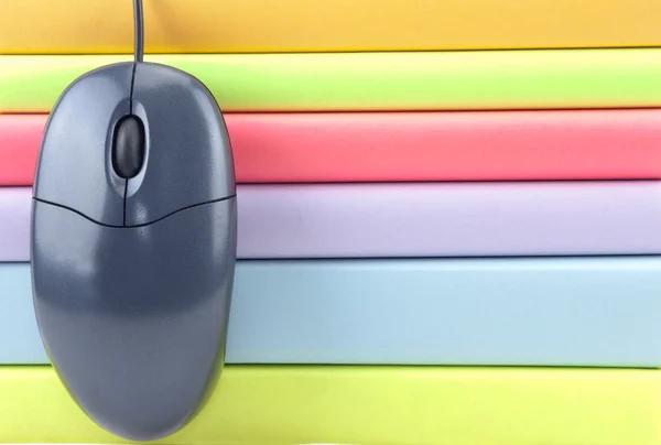 Primo piano di mouse e libri a colori — Foto Stock