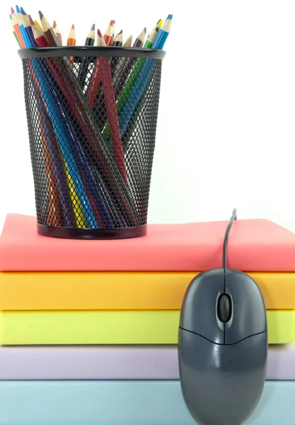 Egér, színes könyvek és színes ceruzák — Stock Fotó