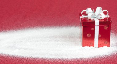 Kırmızı hediye kutu kırmızı arka plan ile karda