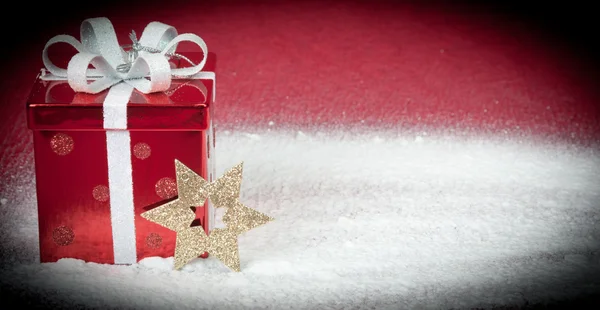 Red Gift Box In Snow — Stock Photo, Image