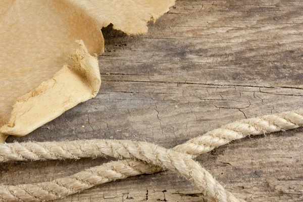 Cuerda de cuero y vintage en mesa de madera — Foto de Stock